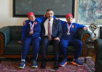 İkizlerin İçişleri Bakanı Mustafa Çiftçi ile buluşmasında renkli görüntüler ortaya çıktı. Fotoğraf: Ankara,(DHA)