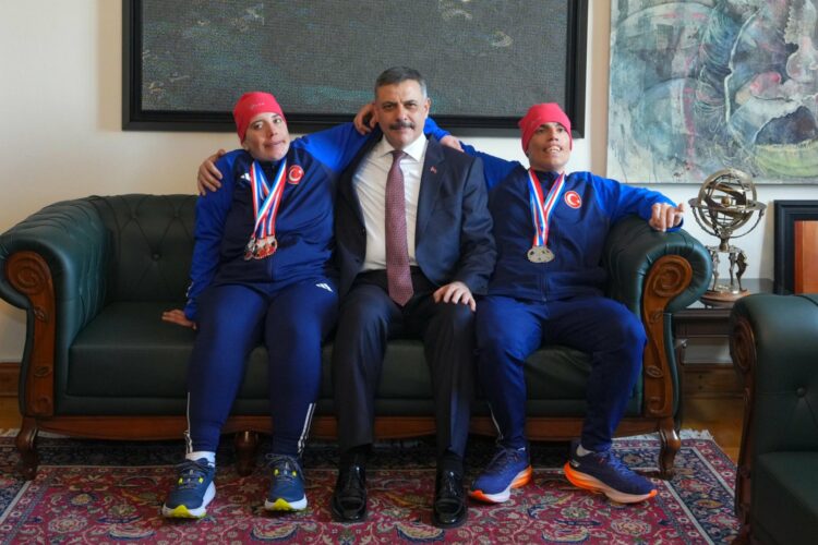 İkizlerin İçişleri Bakanı Mustafa Çiftçi ile buluşmasında renkli görüntüler ortaya çıktı. Fotoğraf: Ankara,(DHA)