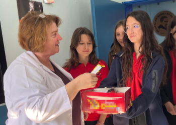Öğrenciler, üzerine notlar yazdıkları çikolataları öğretmenlerine ikram etti