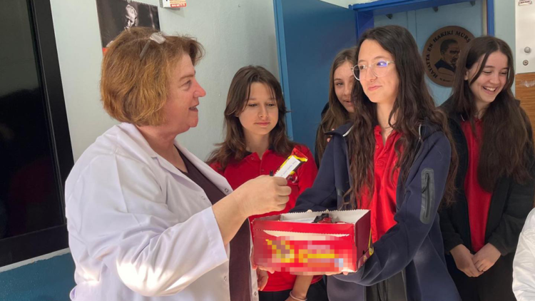 Öğrenciler, üzerine notlar yazdıkları çikolataları öğretmenlerine ikram etti