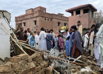 Pakistan'da polis karakoluna saldırı: 5 ölü, 13 yaralı