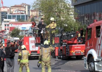 Pendik'te iş yerinde yangın; 5 kişi dumandan etkilendi