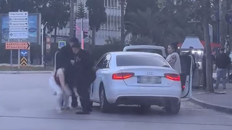 Tartıştıkları kadını otomobilden indirip bıraktılar; o anlar kamerada
