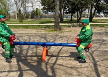 Bursa’da çocuk oyun parkını temizledikten sonra mola veren temizlik görevlileri Enes Akbulut ve Gülamir Taş, parkta çocuklarına dönerek eğlendi. Fotoğraf: Bursa, (DHA)