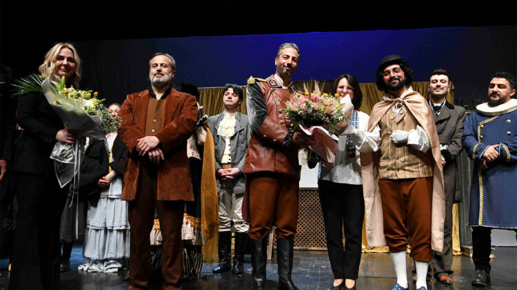 Altındağ Gençlik Merkezi Tiyatro Ekibi "Burun" ile prömiyer yaptı