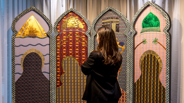 YEE Çağdaş Türk Sanatı Yaz Okulu’na katılan küratör Katie Bone, Londra’da ‘SADĀ’ sergisini açtı