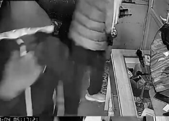 Yüzlerini kapüşonla gizleyip, 150 bin liralık telefon ve aksesuar çaldılar