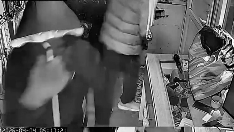 Yüzlerini kapüşonla gizleyip, 150 bin liralık telefon ve aksesuar çaldılar