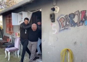 ZEYTİNBURNU’nda 19 yaşındaki kızını ve 1 yıl önce boşandığı eski eşi Türkan Bildik'i (39) silahla öldürüp kaçan şüpheli Ercan Ş. (53) Asayiş Şube Müdürlüğü Cinayet Büro Amirliği ekiplerince Sultangazi’de yakalandı.Fotoğraf: Ali Aksoyer / İstanbul DHA