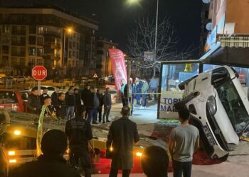 Kontrolden çıkan otomobil 5 araca çarpıp, takla attı: 2 yaralı