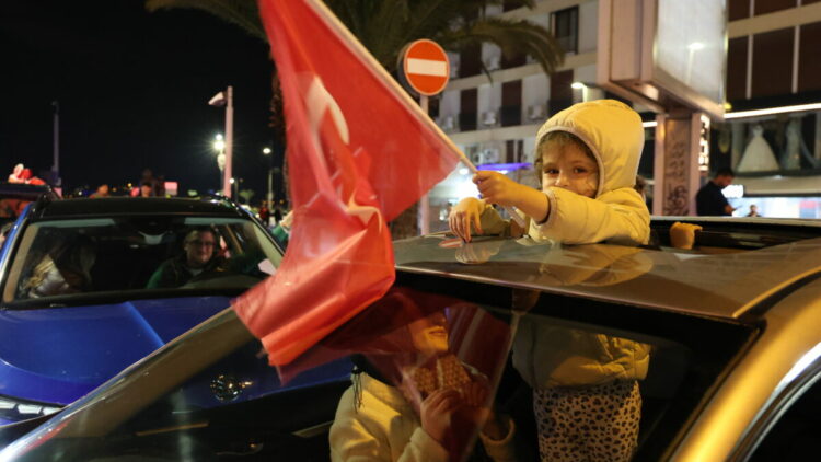 A Milli Takım'ın Dünya Kupası’na katılması İzmir'de kutlandı