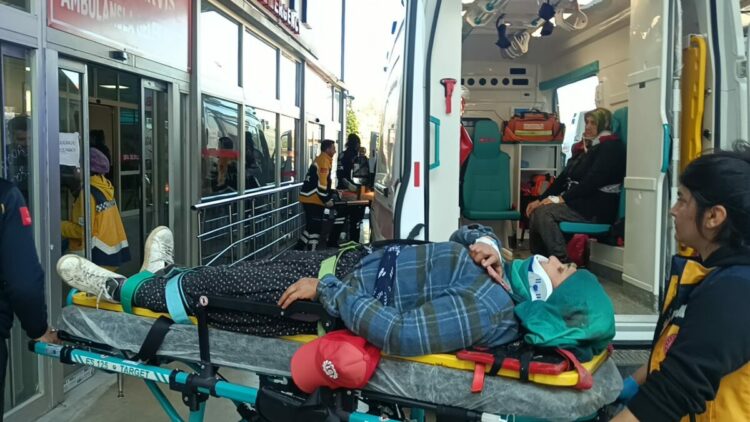 Adana'da tarım işçilerini taşıyan minibüs devrildi; 17 yaralı