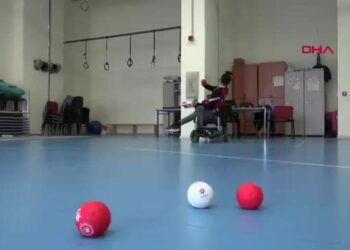 Yıllarca evden çıkmayan bedensel engelli Yücel, tanıştığı boccede stil geliştirip Türkiye şampiyonu oldu