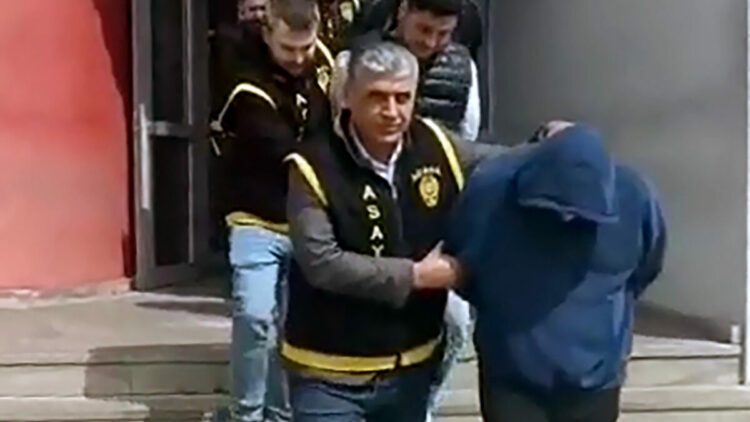 Yatağa bağımlı oğlu için biriktirdiği 1,8 milyon lira değerindeki altınları alıp, dolandırdılar