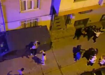 Sultangazi'de bir kişinin yaralandığı kavgadan kurtulmak için minibüsün üzerine çıktı