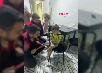 Osmaniye’de itfaiyeci baba, oğlunu sıkıştığı sandalyeden kurtardı