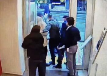 Beşiktaş’ta silahlı saldırganın bankayı bastığı anlar güvenlik kamerasında: Tutuklandı