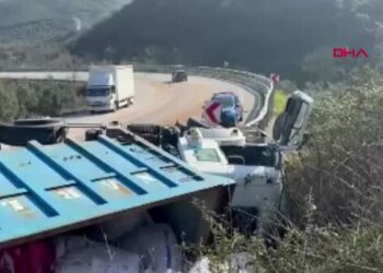 Bariyerleri aşan kamyon devrildi; 3 yaralı