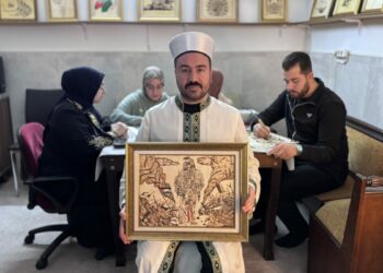 Camide atölye kurdu; ürettiği eserlerle öğrencilere destek oluyor