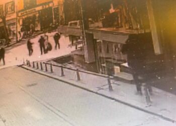 Fatih'te silahlı saldırıya uğrayan kurye öldü; o anlar kamerada
