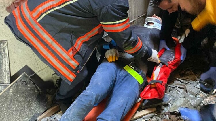 Asansör boşluğuna düşen işçi yaralandı