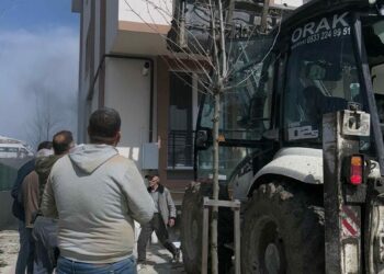 Arnavutköy’de binada çıkan yangında mahsur kalanlar kepçeyle kurtarıldı