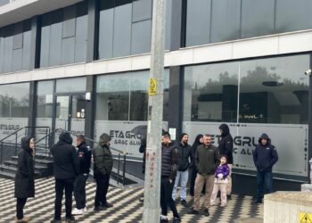 Araçlarını bıraktıkları galericinin milyonlarca lirayla yurt dışına kaçtığı iddiası