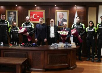 Bahçelievler'de, 3 aylık bebeği hastaneye ulaştıran zabıta ekibi ödüllendirildi