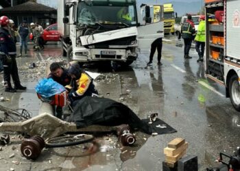 Kazada kamyonun devirdiği beton elektrik direğinin altında kalan bisikletli öldü