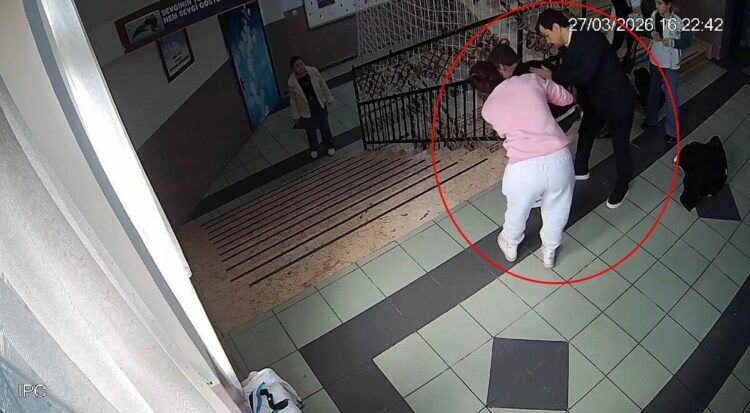 Nefes borusuna şeker kaçan öğrenciyi okul müdürü kurtardı; olay kamerada