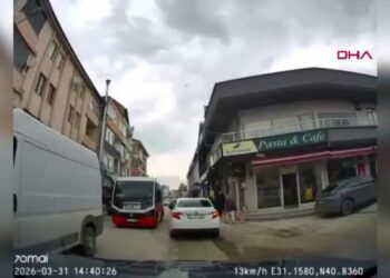 Yayaya çarptıktan sonra şoför değiştirip uzaklaştılar
