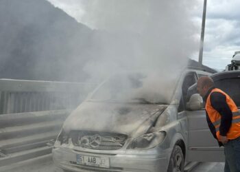 Motor kısmından alev alan minibüs yandı
