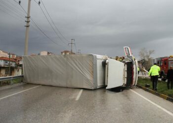 Kamyon, yağmur nedeniyle kayganlaşan yolda devrildi; kaza kamerada
