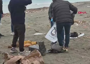 Hatay’da dalgaların kıyıya sürüklediği çuvaldan uyuşturucu madde çıktı