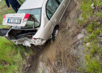 Balıkesir'de otomobil araziye yuvarlandı: 3 yaralı