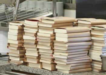 Ümraniye'de 553 öğrenciye kitap hediye edildi