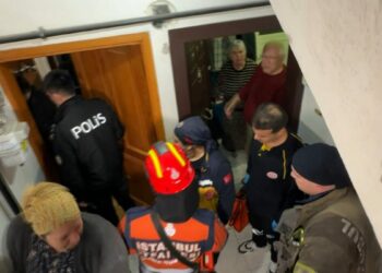 Avcılar'da 13 köpeğiyle yaşadığı dairede uyuyakaldı; itfaiye kapıyı kırınca uyandı