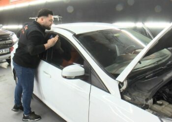 Sultangazi'de yeni aldığı otomobili ekspertize götürdü; iki aracın birleştirildiği ortaya çıktı