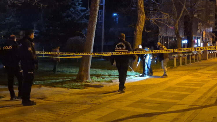 Tartıştığı arkadaşını silahla vurdu