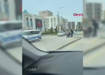 Akülü sandalyedeki kadına polis memurundan yürek ısıtan yardım
