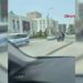 Akülü sandalyedeki kadına polis memurundan yürek ısıtan yardım