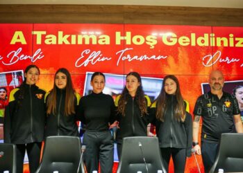 Göztepe'de genç voleybolculardan imza