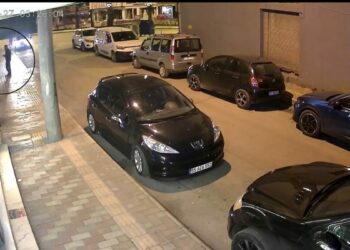 Kendisini darbeden kişiyi tabancayla vurup ağır yaraladı; olay kamerada