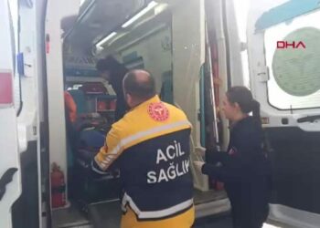 Çalıştığı inşaattan düşüp yaralandı, acil servise götürülürken oğlu başından ayrılmadı