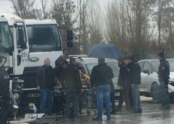 Beton mikserleri kırmızı ışıkta çarpıştı: 1 yaralı