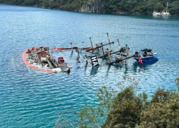 Batan teknenin çıkarılması için çalışma başlatıldı; yağ ve yakıt sızıntısına karşı bariyerli önlem