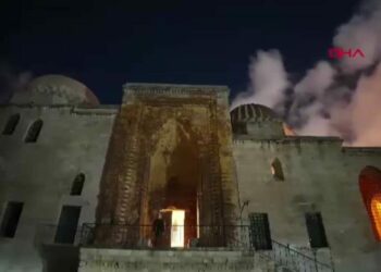 Mardin’de tarihi yapılar, otizm farkındalığı için mavi ışıkla aydınlatıldı