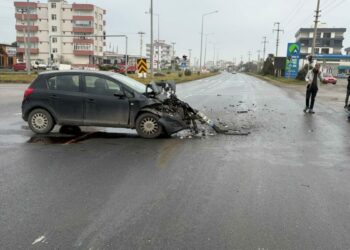 Kırmızı ışıkta kaza; 2 yaralı