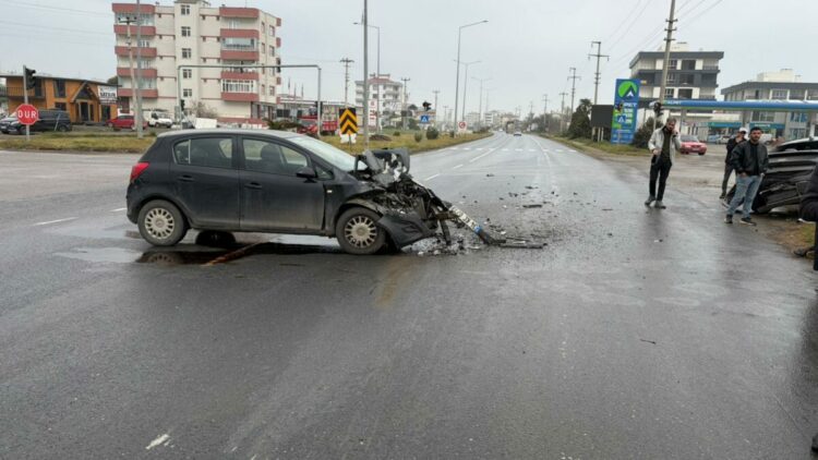 Kırmızı ışıkta kaza; 2 yaralı