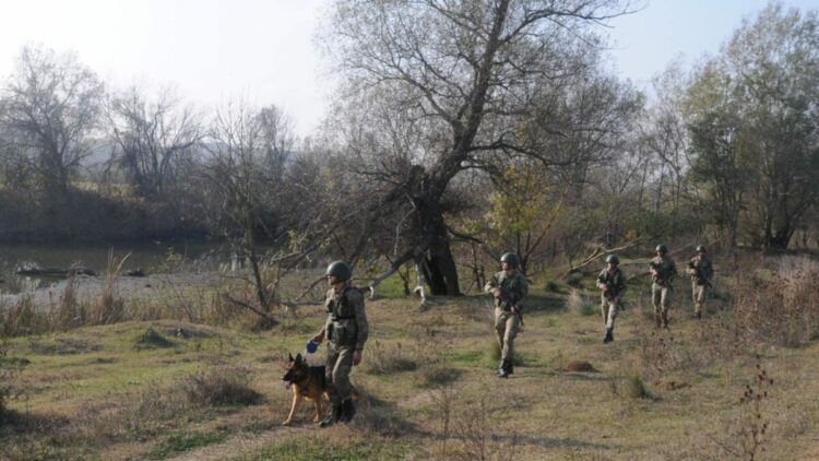 Kaçak göçmenlerin arasına saklanan organizatör, parmak izi eşleştirmesinde yakalandı